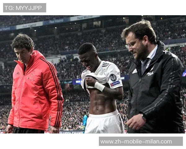 维尼修斯与女友携手米利唐夫妇共度摩纳哥假期心情愉悦庆祝国家德比胜利